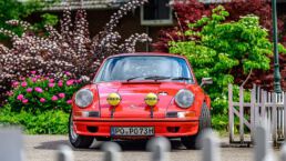 Sportliche Fahrzeuge in romatischer Umgebung